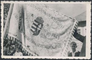 cca 1941 a Káli Keresztény Iparosok és Kereskedők Köre zászlaja, fotólap, 9×14 cm