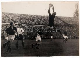 1949 Presse Sport foto: Osztrák -Magyar mérkőzés fotója, 3:4 Pater Stadion, eredeti nagyítás, (Zakariás, Henni stb.), jelzett, hátoldalon feliratozva, 12x17cm