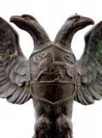 Ágaskodó kétfejű sas, mellkasán oroszlános címerpajzzsal, Montenegro címerállata, bronz szobor, jelz...