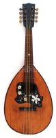 cca 1929 Mandolin, gyöngyház berakással, fém húrokkal, a nyakán javítás nyomaival, h: 58,5 cm