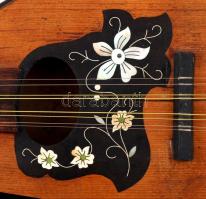 cca 1929 Mandolin, gyöngyház berakással, fém húrokkal, a nyakán javítás nyomaival, h: 58,5 cm