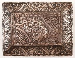 Gazdagon díszített ezüst (Ag.) lemezelt béléssel ellátott ékszeres doboz, kulcsa hiányzik, 15×12×11 ...