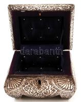 Gazdagon díszített ezüst (Ag.) lemezelt béléssel ellátott ékszeres doboz, kulcsa hiányzik, 15×12×11 ...