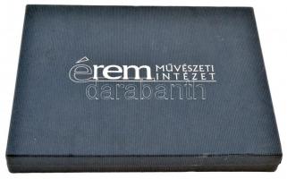 Az Éremművészeti Intézet éremtartó kazettája 1 kivehető tálcával, összesen 24 férőhellyel