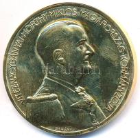 1993. "Vitéz Nagybányai Horthy Miklós Magyarország Kormányzója / Végső Hazatérésének Emlékére-Vitézi Jelvény" aranyozott tombak emlékérem tokban, sérült tanúsítvánnyal (40mm) T:PP ujjlenyomat