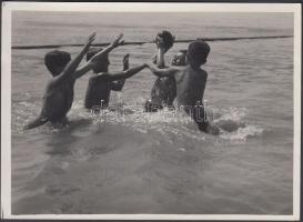 cca 1933 Kinszki Imre (1901-1945): Játék a vízben, pecséttel jelzett vintage fotó, 13x18 cm