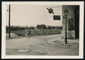 cca 1930 Budapest, Zugló, a Szugló utca sarkán, jelzés nélküli vintage fotó Kinszki Imre (1901-1945) hagyatékából, 4,5x6,5 cm