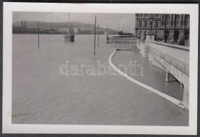 1940. március, Árad a Duna, a felvétel az Akadémia mellett, az elárasztott rakpartot ábrázolja, jelzés nélküli vintage fotó Kinszki Imre (1901-1945) hagyatékából, a szerző által feliratozva, 4,5x7 cm