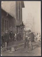 cca 1930 Kinszki Imre (1901-1945): Munkára várva, jelzés nélküli vintage fotó a szerző által feliratozva, 8,5x6 cm