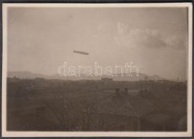 1931. március 29. Budapest, Zugló felett a léghajó, jelzés nélküli vintage fotó Kinszki Imre (1901-1945) hagyatékából, a szerző által feliratozva, 6x8,5 cm