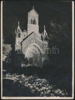 cca 1930 Budapest, Városliget, Vajdahunyadvár, a jáki apátsági templom másolata, jelzés nélküli éjszakai fotó Kerny István (1879-1963) hagyatékából, 24x18 cm