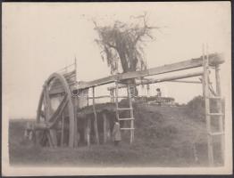 cca 1915 Budapest, Zugló, vízkiemelő szerkezet és öntöző rendszer a bolgár kertészetben, jelzés nélküli vintage fotó Kerny István (1879-1963) hagyatékából, 9x12 cm