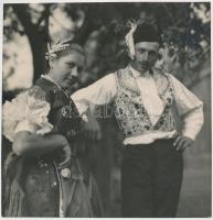 cca 1925 Kerny István (1879-1963): Kapuvári jegyes pár, pecséttel jelzett vintage néprajzi fotó, 17x17 cm