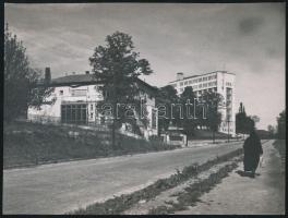 cca 1940 Budapest, OTBA épülete, jelzetlen kép Reich Péter Cornel hagyatékából, 18x24 cm