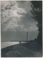 cca 1938 Korschelt Miklós (1900-1982): A Dunán, pecséttel jelzett vintage fotóművészeti alkotás, 24x18 cm