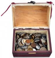 Vegyes magyar és külföldi fémpénz tétel 970g-os súlyban, közte eurócentek is, sérült faládikában T:v...