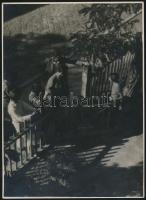 1938 Gaál Margit: Vendégek érkeztek, jelzetlen vintage fotó, a szerző hagyatékából, 24x17 cm