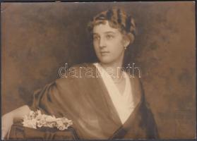 cca 1920 Gaiduschek Erzsi (1875-1956): Női portré virággal, hideg pecséttel jelzett vintage fotóművészeti alkotás, 12,5x17,5 cm