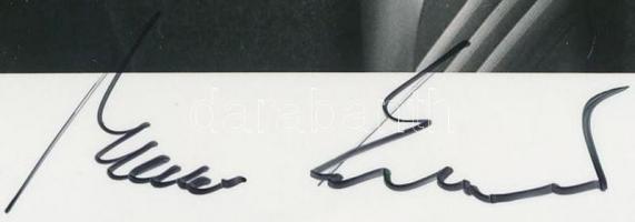 Mauno Henrik Koivisto (1923- ) Finnország korábbi elnökének (1982-1994) aláírása őt ábrázoló fotón, ...