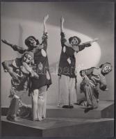 cca 1935 Leichtner Erzsébet vintage fotója Szentpál Olga tánccsoportjának tagjairól, pecséttel jelzett, 13,5x11 cm