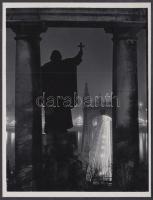 cca 1940 Dulovits Jenő: Áldás rátok! Pecséttel jelzett, aláírt, vintage fotóművészeti alkotás, 12x9 cm