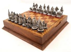 Armada sakk készlet, ón figurákkal, fa táblával, jelzettek, hiánytalan, jó állapotban/ Pewter complete Armada chess set, used, good condition