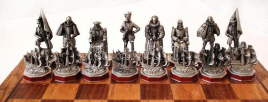 Armada sakk készlet, ón figurákkal, fa táblával, jelzettek, hiánytalan, jó állapotban/ Pewter comple...