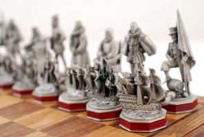 Armada sakk készlet, ón figurákkal, fa táblával, jelzettek, hiánytalan, jó állapotban/ Pewter comple...