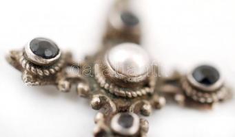 Antik ezüst (Ag.) kereszt függő, szintetikus kövekkel, és tenyésztett gyönggyel, jelzés nélkül, h:3 ...