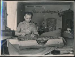 cca 1960 Tiszavölgyi József: BSZKRt. Kárpitos üzemében, pecséttel jelzett vintage fotó, 18x24 cm