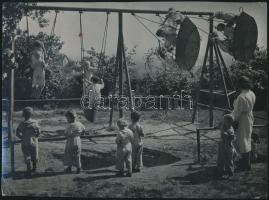 cca 1950 Tiszavölgyi József: Napköziben című vintage fotóművészeti alkotása, pecséttel jelzett, sarkán törésnyom, 16x22 cm