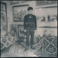 cca 1920 Gazdagon berendezett lakásban készült 2 db fénykép, korabeli negatívról készült későbbi más...