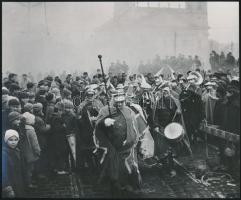 cca 1967 Debrecen, a hagyományos Csokonai karnevál maskarás résztvevői, 17x21 cm