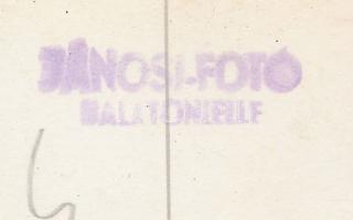 cca 1950 Jánosi fotó (Balatonlelle): Itt van minden, ami kell a nyaraláshoz, cakkos szélű fotólap, p...