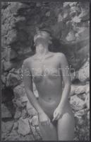 cca 1970 Szépítő napsugárra vágyva, finoman erotikus fénykép, 14x9 cm / cca 1970 Erotic photo, 14x9 cm