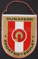 Dunaferr Sportegyesület zászlója több, mint 20 aláírással köztük: Lengyel Ferenc, Kun Attila, Cseke,...
