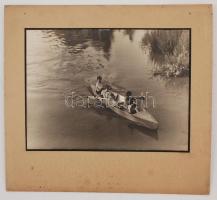 cca 1930 Thöresz Dezső (1902-1963): Evezős kirándulás, jelzetlen vintage fotóművészeti alkotás a szerző hagyatékából, 29x39 cm, karton 46x50 cm