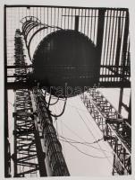 cca 1970 Kalmár Károly: Kéményemelés, feliratozott vintage fotóművészeti alkotás, 40x30 cm