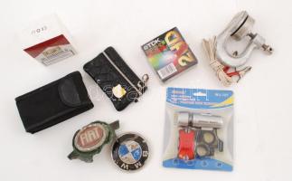 Vegyes bolha tétel: biciklilámpa, autójelvények, egy doboz floppy lemez, elektromos cigaretta, stb.