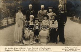 Herzog Ernst August von Cumberland, Herzog zu Braunschweig und Lüneburg im Familienkreise; Hofphotograph Artur Floeck /Ernst August III, Duke of Brunswick with his family