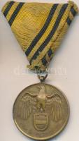 Ausztria 1932. "Osztrák Háborús Emlékérem" Br emlékérem nem hozzávaló mellszalagon (36mm) T:2,2- Austria 1932. "Great War Commemorative Medal" Br decoration with not original ribbon (36mm) C:XF,VF