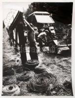 cca 1990 Gyenes Kálmán: Zár-számolás, bontják a szögesdrót akadályokat a déli határvidéken, vintage fotó, 38x25 cm