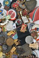 Zacskónyi vegyes jelvény, kitűző 850g-os súlyban, főleg a szocialista időszakból néhány régi darabbal, közte ~1930. "Magyarországi Kárpát Egyesület - Alap 1873" aranyozott, zománcozott Br kitűző (21x15mm), Osztrák-Magyar Monarchia 1914. Aranyozott, zománcozott fém patrióta kitűző, rajta Ferenc József és II. Vilmos (24mm) T:2