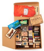 Egy doboznyi különféle, vegyesen külföldi és magyar gyufásdoboz, nagy részük gyufával, kb. több mint száz darab