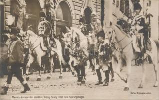 Budapest, IV. Károly koronázása, menet a koronázási dombhoz indul