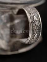 Csiszolt, metszett üveg tál, ezüstözött foglalatban, jelzés nélkül, nagyon apró csorbával, 23,5×14,5...