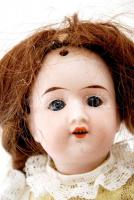 Porcelánfejű baba, kézzel festett, keze-lába mozgatható, festett fa testtel, jelzett, m: 28 cm