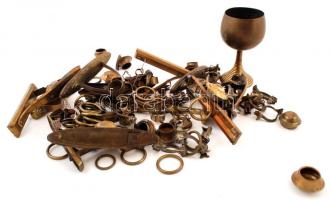 Kis doboznyi réz tétel: Karnistartó, kupa, akasztók, stb.