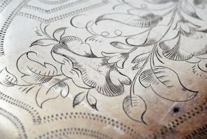 Koronás monogrammal, növénymotívumokkal gazdagon díszített ezüstözött tálca, 45,5×37,5 cm