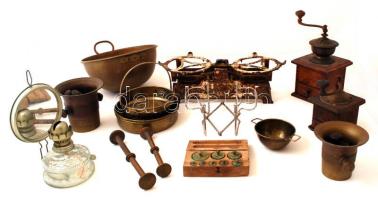 Vegyes nagy bolha tétel: súlykészlet, fa dobozban; mérleg; kihajtható fém edényalátét; 2 db mozsár törővel, 2 db daráló; 2 db üst, tükrös petróleumlámpa-test, fém kínáló, stb.